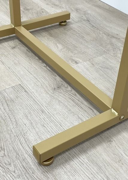 Kledingrek design goud met legplank detail voet
