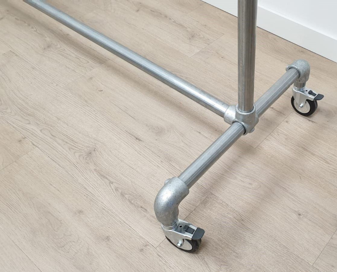 Steigerbuis kledingrek op wielen 100 cm breed verzinkt detail