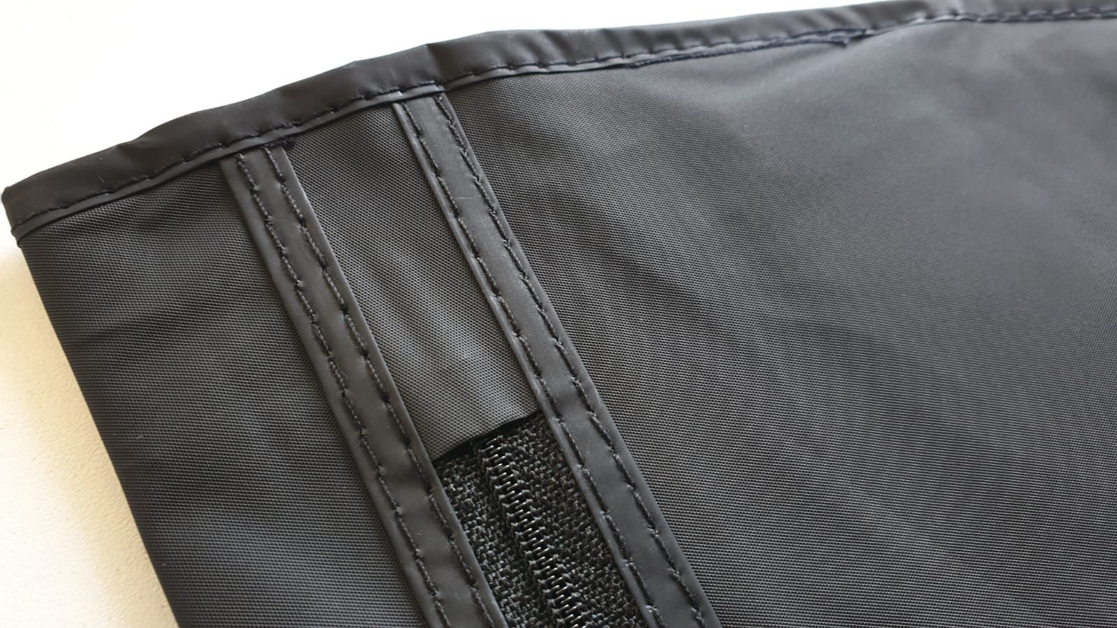 Enkele kledinghoes L 150cm met rits zwart.