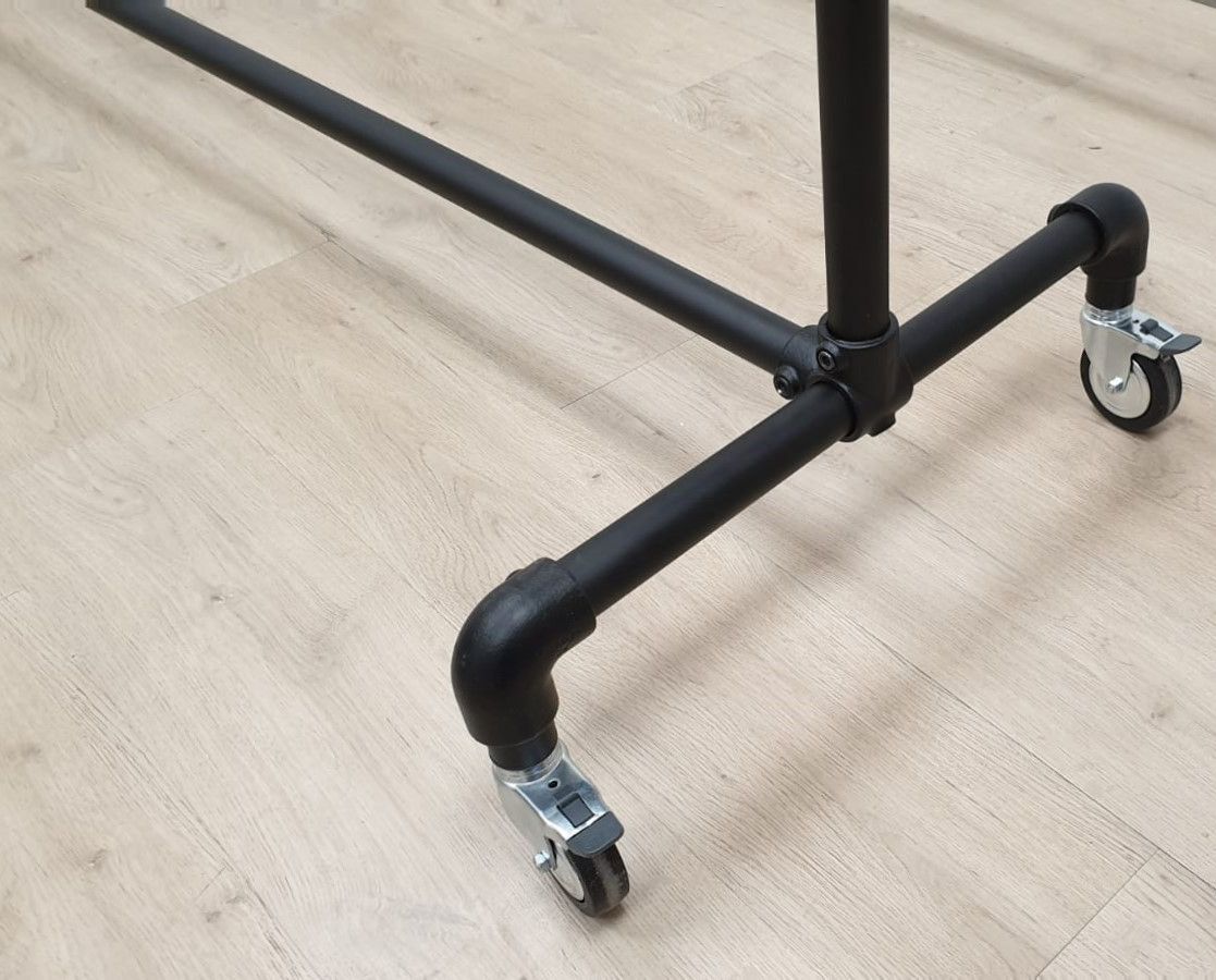 Steigerbuis kledingrek zwart op wielen 100 cm breed detail