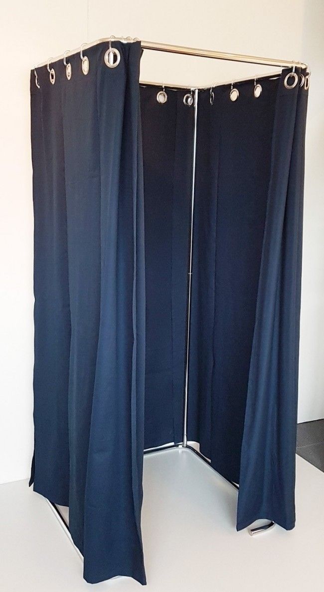 Voorbeeld gordijn blauw open