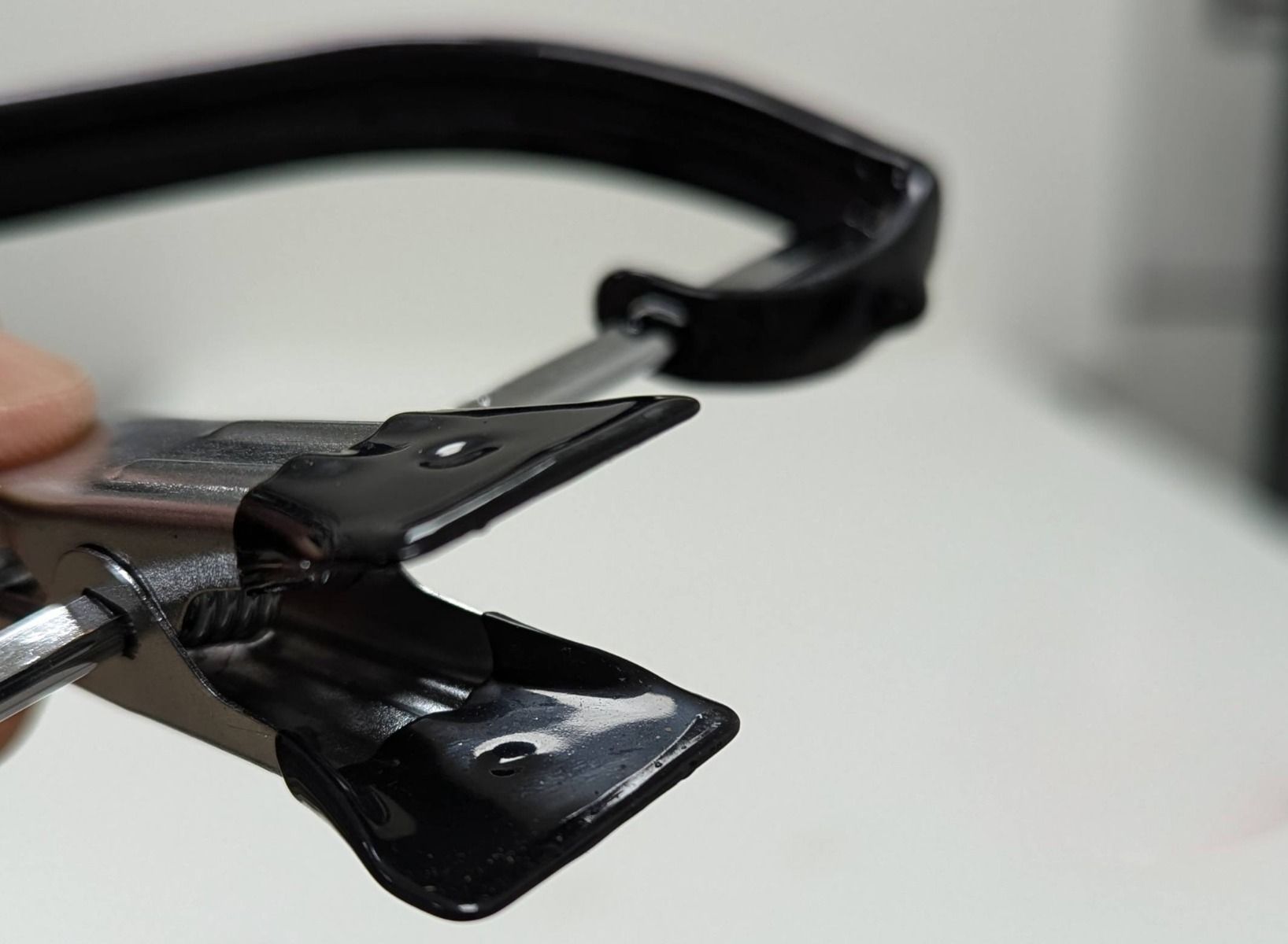 Antislip kledinghanger B42 cm met klemmen-knijpers Zwart detail.jpg
