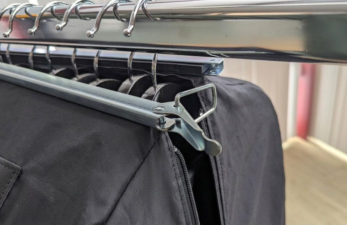 Kleding collectiehoes L 135cm met klem zwart voorbeeld detail