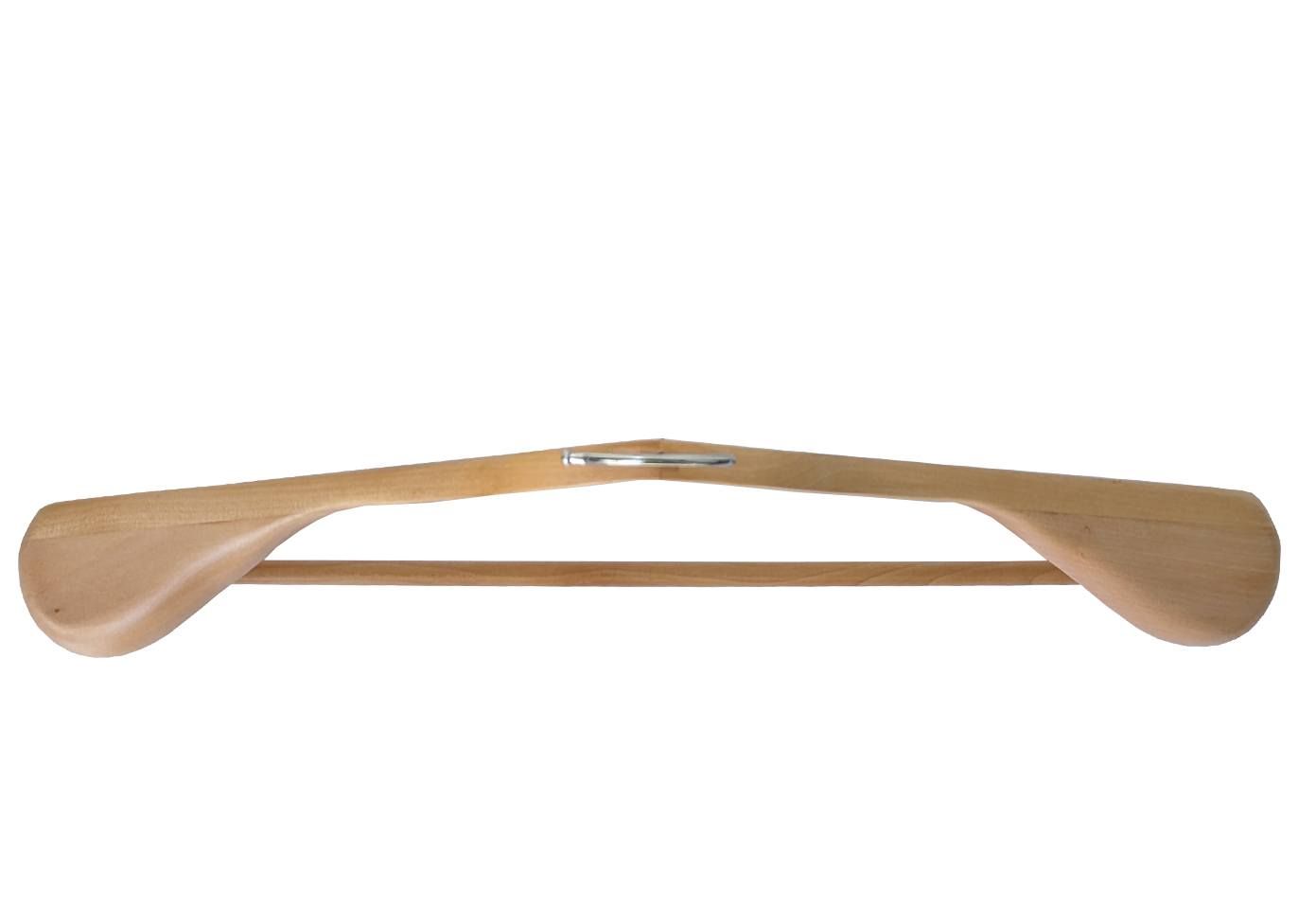 Kleerhanger 45 cm met brede schouders en broeklat Blank gelakt bovenaanzicht