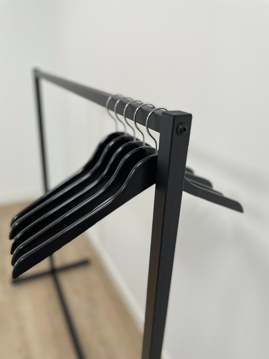 Kledingrek design zwart detail bovenzijde